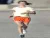 Jennifer Aniston, la simpática actriz de Friends, haciendo footing con su iPod shuffle en el brazo.
